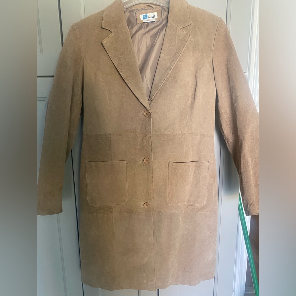 Woman’s light caramel pig split three quarter light and soft suede coat.